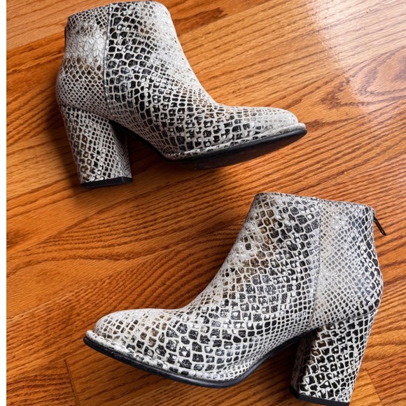 Nordstrom Diba True Women Ivory Snakeskin Leather Ankle Boots Sz 7.5 Block $169 - Picture 1 of 9